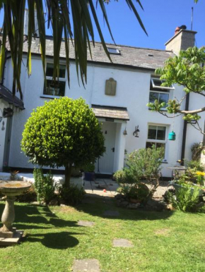 Anglesey traditional 2 bed stone cottage with EV